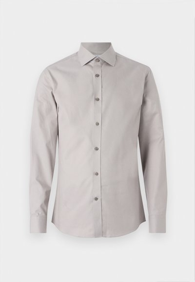 Ανοιχτό γκρι πουκάμισο με κλασικό γιακά, μακριά μανίκια και ταιριαστά γκρι κουμπιά. Λείο ύφασμα και ραμμένη εφαρμογή.