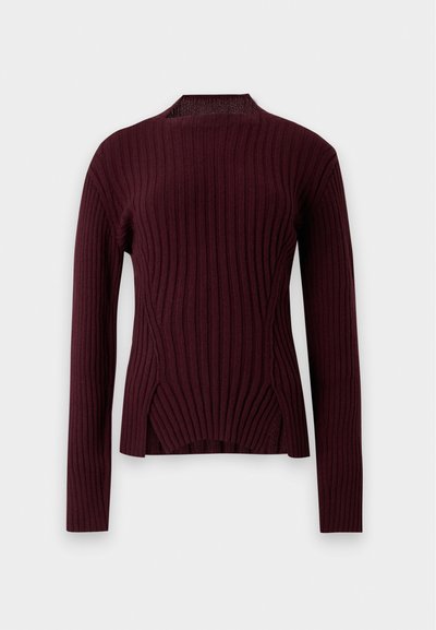 Pull en maille côtelée à manches longues de couleur bordeaux foncé avec un col légèrement montant et une silhouette ajustée sur fond blanc.