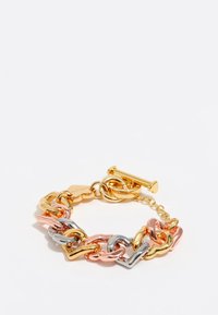 Pulsera de metal gruesa con eslabones entrelazados en tonos dorado, rosa dorado y plateado. Incluye un cierre de barra y un acabado texturizado.