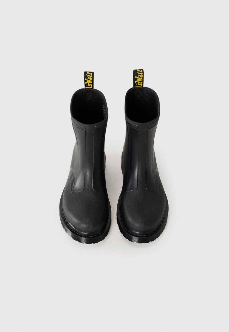 Schwarze Gummiregenstiefel mit glatter Oberfläche, mittelhohem Design, rutschfester Sohle und gelben Zuglaschen an der Rückseite für einfaches Anziehen.