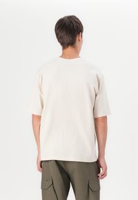 Oakley RISE TEE - Basic póló - mist