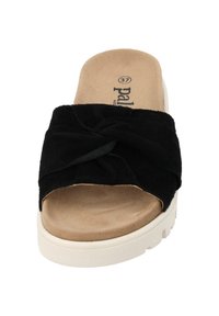 Zwarte suède instapsandaal met gedraaide band, beige gevoerde voetbed en witte rubberen zool met gestructureerde details. Maat 37.