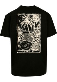 Sort bomulds t-shirt med en cremefarvet grafik af palmer og havscene, indrammet med teksten "E KOMO MAI" i bunden.