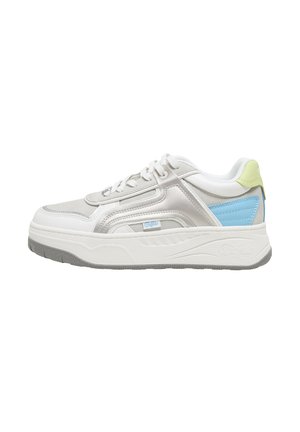 Baskets blanches et gris clair avec une semelle blanche épaisse, un panneau bleu sur le côté, un détail jaune au talon et des lacets blancs.