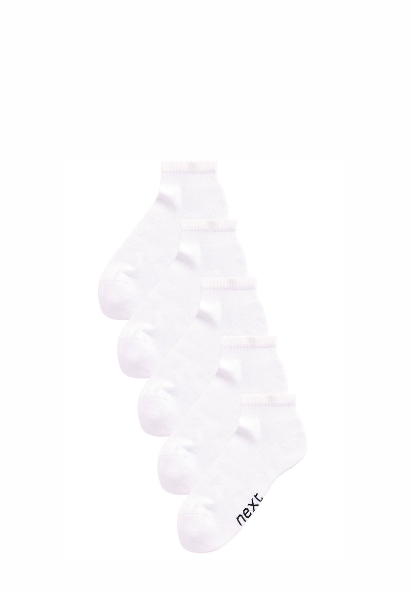Öt pár fehér bokazokni elrendezve lépcsőzetesen, az egyik pár talpán "next" felirat található.