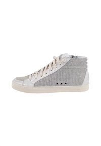 Zapatilla alta con una tela plateada texturizada y acentos metálicos, cordones beiges, suela crema y perforaciones en el costado.