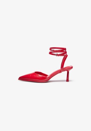Sandal com biqueira afilada vermelha e design aberto, com tiras finas no tornozelo e um salto de 6 cm, feita em couro liso com acabamento brilhante.