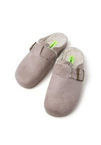 Mules de ante gris con detalle de hebilla, forro de pelaje sintético suave, punta redondeada y suela plana, diseñadas para la comodidad y un uso fácil.