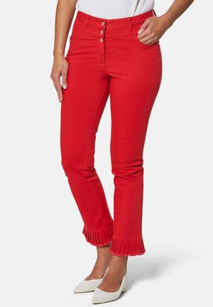 Rote Hose mit schlanker Passform, gefertigt mit einem Dreiknopfverschluss und gefälteltem Saum. Hergestellt aus einem Baumwollmix für Komfort.