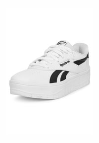 Fehér sneaker, textúrált felülettel, fekete részletekkel és logóval. Kör alakú orr, fűzős kialakítás és vastag platform talp.