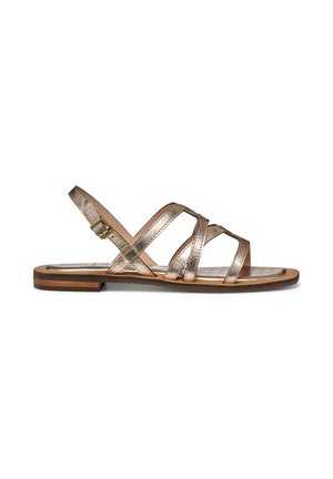 Sandalo basso con cinturini intrecciati in oro metallizzato e fibbia alla caviglia, suola color cuoio e tacco basso, mostrato di profilo su sfondo bianco.