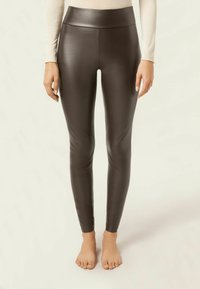 Svarta leggings i konstläder med hög midja, som har en slät yta och en åtsittande passform från midjan till ankeln.