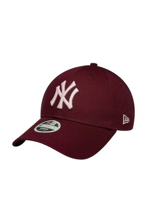 Cappellino da baseball bordeaux New York Yankees con logo ricamato bianco e visiera curva, con adesivo sul davanti.
