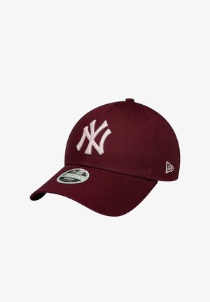 Cappellino da baseball bordeaux New York Yankees con logo ricamato bianco e visiera curva, con adesivo sul davanti.