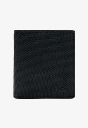 Cartera cuadrada negra con textura y un sutil logo de cocodrilo en relieve en la esquina inferior derecha, mostrada sobre un fondo blanco.