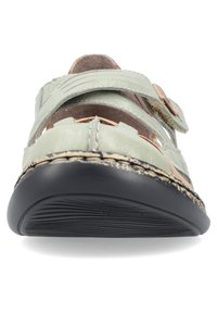 Sandale en cuir vert clair avec bride ajustable, design à bout ouvert, semelle extérieure noire texturée et accent de boucle décoratif.