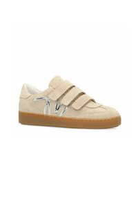 Beige suède sneakers met drie klittenbandsluitingen, voorzien van een design met zilveren accenten op de zijkant en een gegroefde gumrubberen zool.