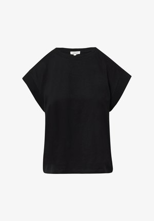 Czarna koszulka z krótkim rękawem, okrągłym dekoltem i szerokimi rękawami, z małą białą metką marki przy dekolcie.