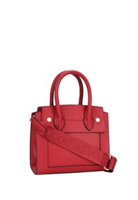 Borsa in sintetico rosso con doppio manico, una tracolla staccabile, logo impresso e accenti neri a contrasto. Presenta una superficie texturizzata.