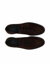 Scarpe eleganti in suede marrone con finitura liscia, design con lacci e suola in gomma, con un marchio discreto sulla soletta.
