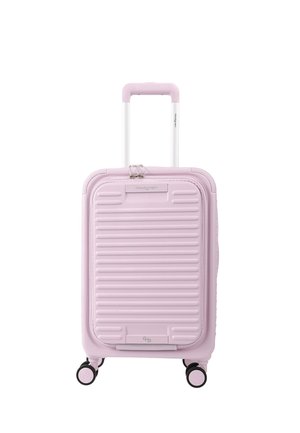 Valise rigide rose compacte avec des rainures horizontales, poignée télescopique blanche et rose étendue, et quatre roues noires.