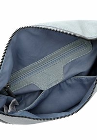 Borsa a mano in pelle azzurro chiaro con chiusura a zip, dotata di un interno lusso liscio e di una piccola tasca con zip con accento testurizzato.