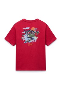 Rød t-shirt med et farverigt motiv af bølger, palmer, sol og teksten "Napapijri Est 1987" på ryggen.