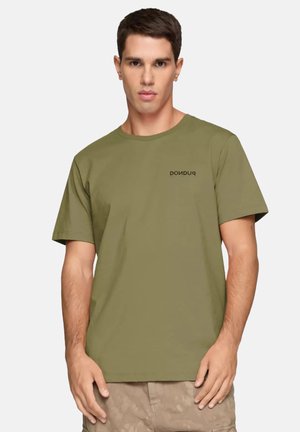 T-shirt in cotone verde oliva con maniche corte, scollatura rotonda e un piccolo logo nero sul lato sinistro del petto. Tessuto liscio, vestibilità comoda.