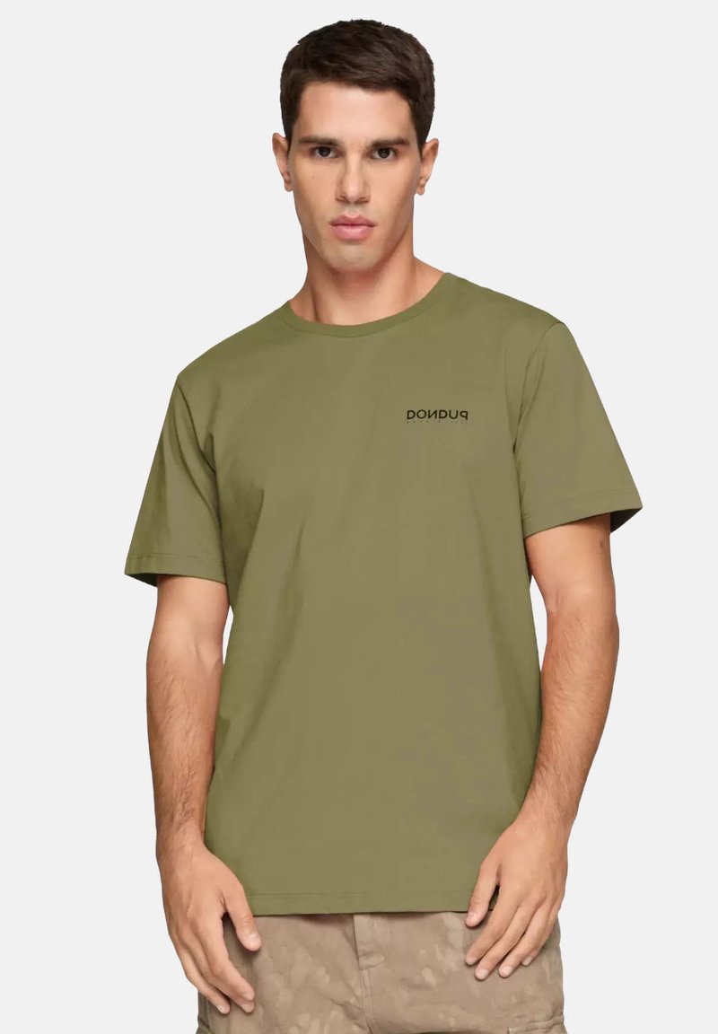T-shirt in cotone verde oliva con maniche corte, scollatura rotonda e un piccolo logo nero sul lato sinistro del petto. Tessuto liscio, vestibilit�à comoda.