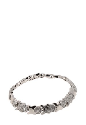 Hopeaketina hopea, joka sisältää toisiinsa kytkeytyviä tähti- ja ympyrämuotoja, teksturoituja koristeita ja sileitä kiillotettuja osia kontrastia varten.