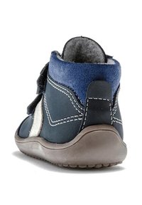 Zapato de invierno infantil en azul marino con suela gris, costuras blancas, tira de velcro y suave forro de fieltro gris en el interior.