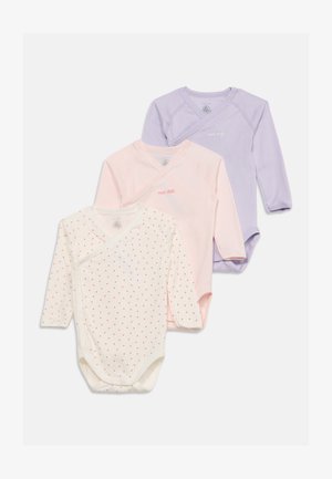 Tre langærmede babybodystockings i hvid med røde prikker, lyserød og lavendel, hver med viklefront og lille tekst på brystet.