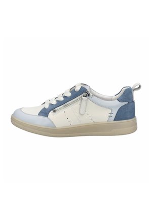 Laag model sneaker van wit leer en blauwe suède panelen, veters aan de voorkant, rits aan de zijkant, beige zool en hieltreklus.