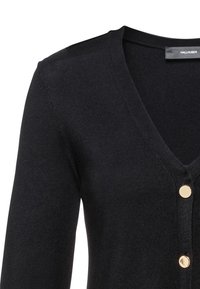 Svart kardiagan med v-hals, figursydd form och långa ärmar. Har guldliknande knappar och en mjuk, stickad textur.