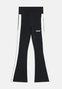 Čierne rozšírené legíny s bielymi bočnými panelmi a logom Nike na prednej strane. Vyrobené z elastického materiálu pre pohodlie.