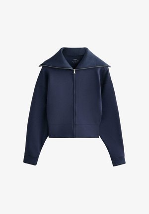 Marineblauwe sweatvest met ritssluiting, brede geribbelde kraag, lange mouwen en geribbelde boorden, weergegeven tegen een witte achtergrond.