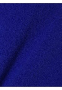 Syvänsininen fleecemateriaali, pehmeä rakenne, hieman pörröinen pinta, yhtenäinen väri ilman näkyviä kuvioita tai metalliosia.