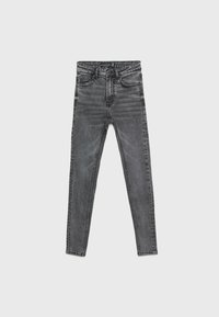 Jeans negros ajustados de mezclilla con un acabado desgastado, que cuentan con bolsillos frontales, cremallera y detalles cosidos a lo largo de las costuras.