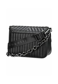 Bolso de hombro de cuero negro con textura acolchada, que cuenta con una correa de cadena y una cinta de tela impresa con el logotipo. Forma rectangular clásica.