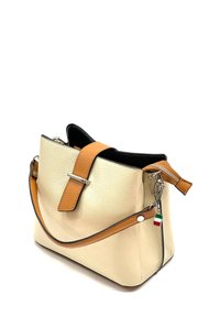 Crème leren handtas met een tankleurige schouderriem en zilveren hardware. Beschikt over een ritssluiting, een gestructureerd oppervlak en een klein Italiaans vlagdetail.