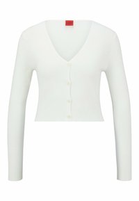 Weißer, gerippter Cardigan mit langen Ärmeln, V-Ausschnitt und sechs Knöpfen vorne. Der Stoff ist glatt und figurbetont. Markenlabel sichtbar.