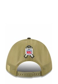 Olivgrüne Netz-Baseballmütze mit einem gestickten NFL-Logo, einem grauen Band auf der Rückseite und einem verstellbaren Kunststoff-Schnappverschluss.