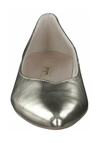 Chaussure plate argentée métallisée avec un bout rond, texture lisse et un design à coupe basse qui expose davantage le dessus du pied. Doublure de couleur claire.