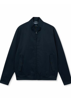 Giacca blu navy con zip, colletto alla coreana, cintura con bottone al collo, maniche lunghe e due tasche frontali con patta e bottone.