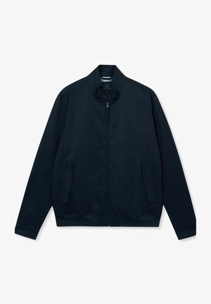 Giacca blu navy con zip, colletto alla coreana, cintura con bottone al collo, maniche lunghe e due tasche frontali con patta e bottone.