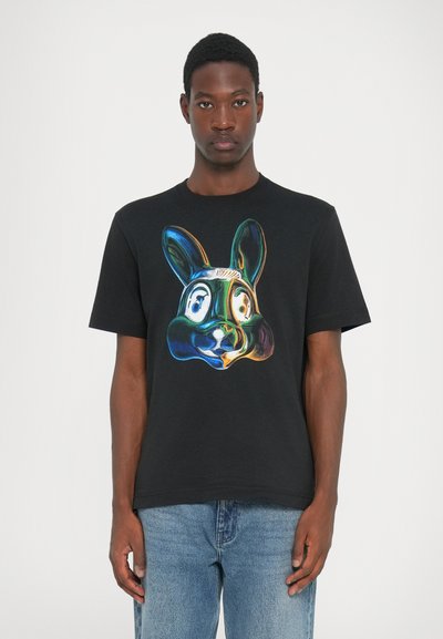 Zwarte katoenen t-shirt met een levendige, kleurrijke konijnenhoofddruk op de voorkant. Korte mouwen en een ronde halslijn.