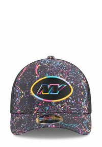 Baseballkappe aus schwarzem Stoff mit bunten Spritzmustern. Die Vorderseite zeigt ein erhabenes, gesticktes Logo mit ovalem gelbem Rand und flachem Schirm.