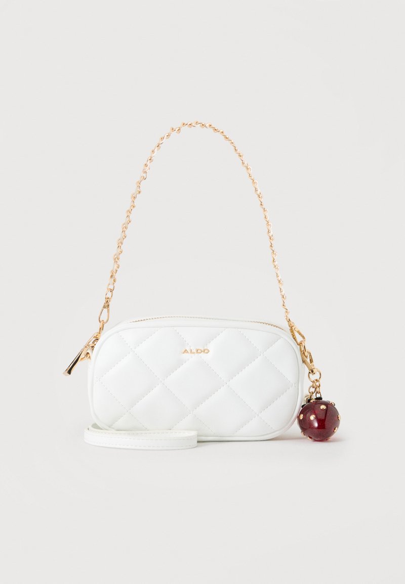 Sac à main rectangulaire matelassé blanc avec bandoulière chaîne dorée, petit pendentif bordeaux avec clous dorés et logo ALDO sur le devant.