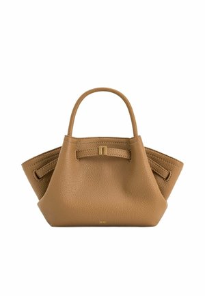 Sac à main en cuir tanné texturé avec côtés structurés, une poignée supérieure unique et une petite boucle dorée au centre sur le devant.