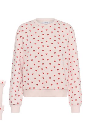 Jasnoróżowa bluza z rozproszonym wzorem czerwonych serc, ściągaczami na mankietach i dole. Gładka tekstura i krój z okrągłym dekoltem, krótka długość.